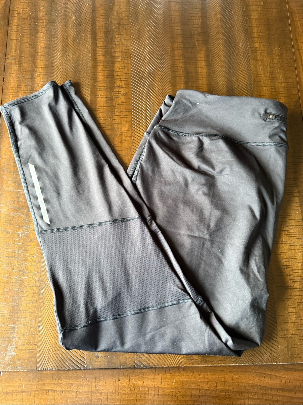 Old Navy Active Go-Dry Black Fitted Athletic Leggings with Reflective Detail